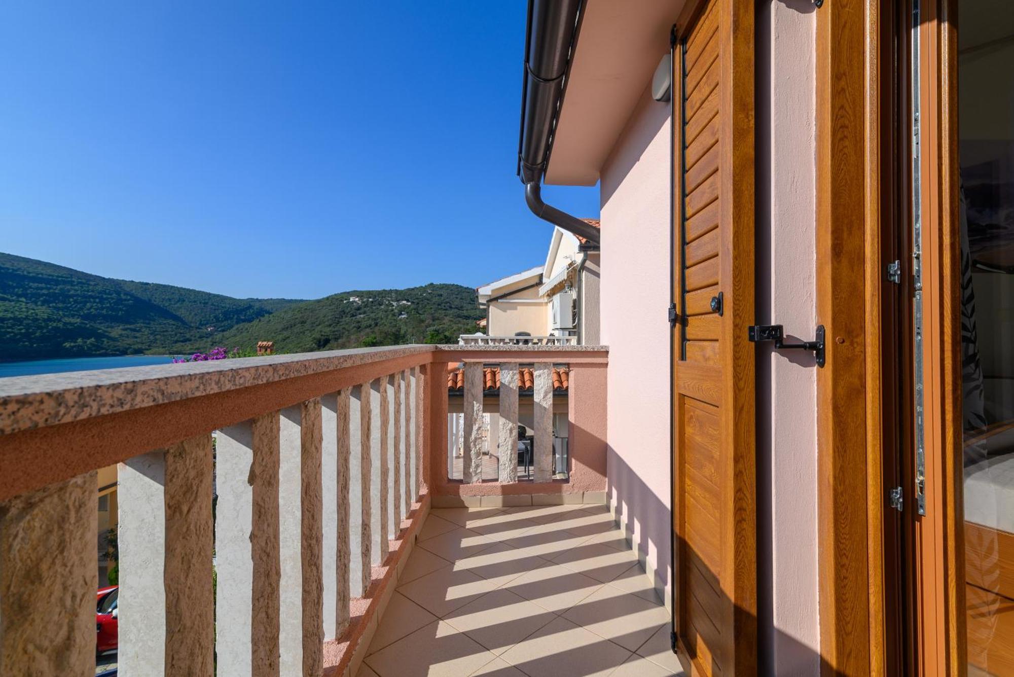 Apartments By The Sea Duga Luka - Prtlog, Labin - 2335 المظهر الخارجي الصورة